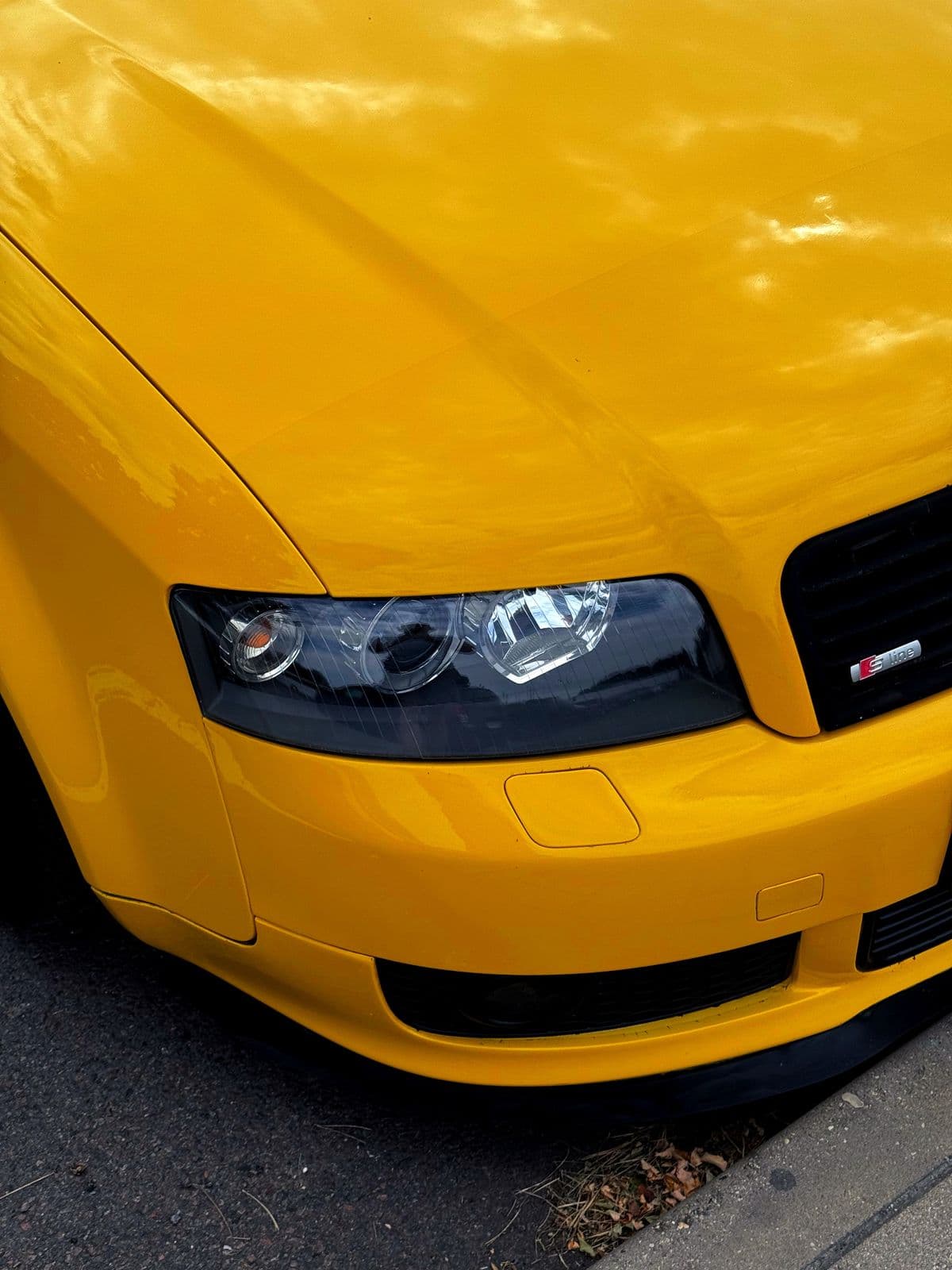 Carro amarelo com pintura brilhante e espelhada após estética automotiva na Personal